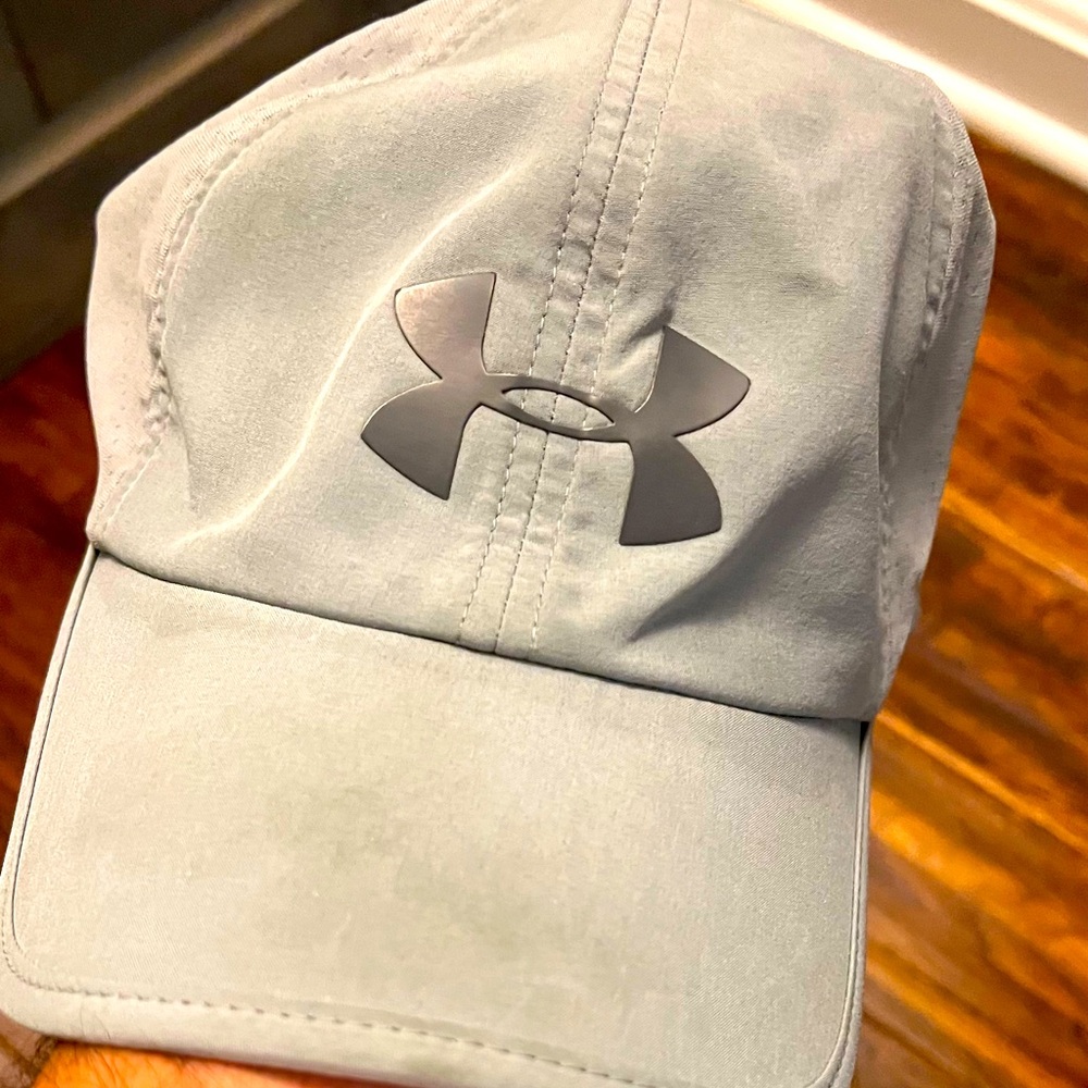 Under Armor gray mens running hat